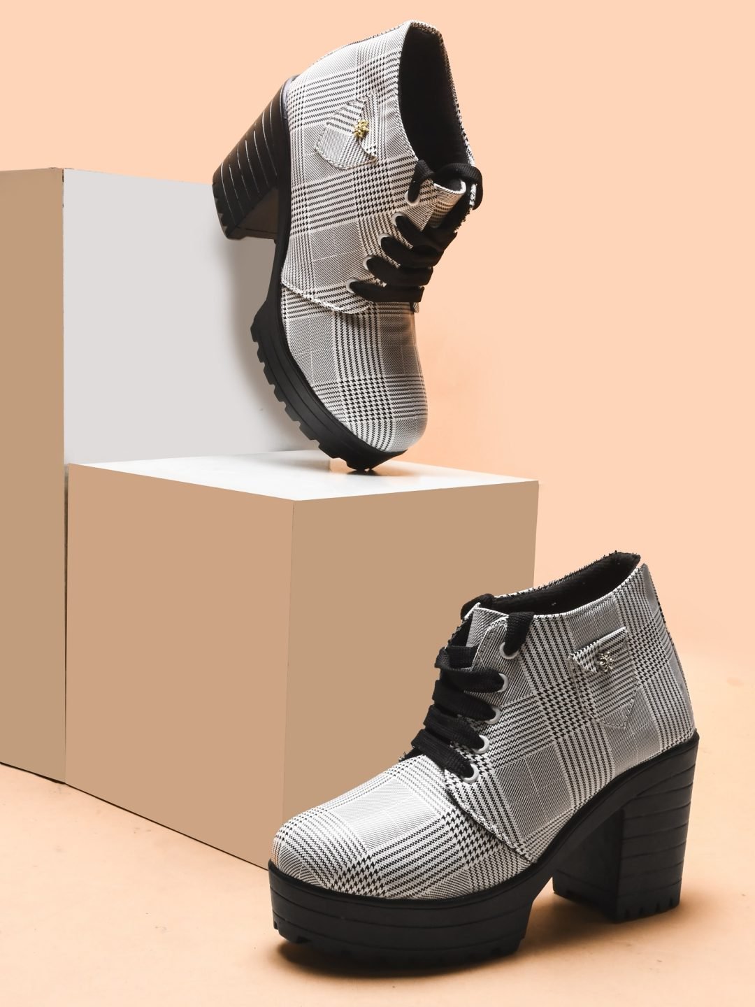 Boot 028-blkwht (5)